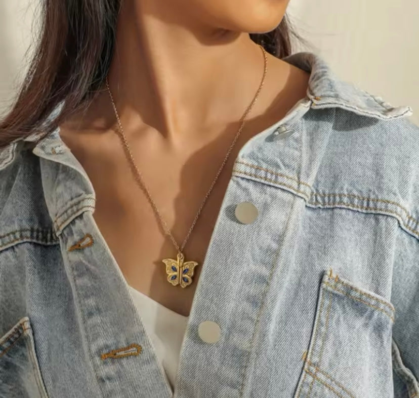 Collar con colgante de mariposa