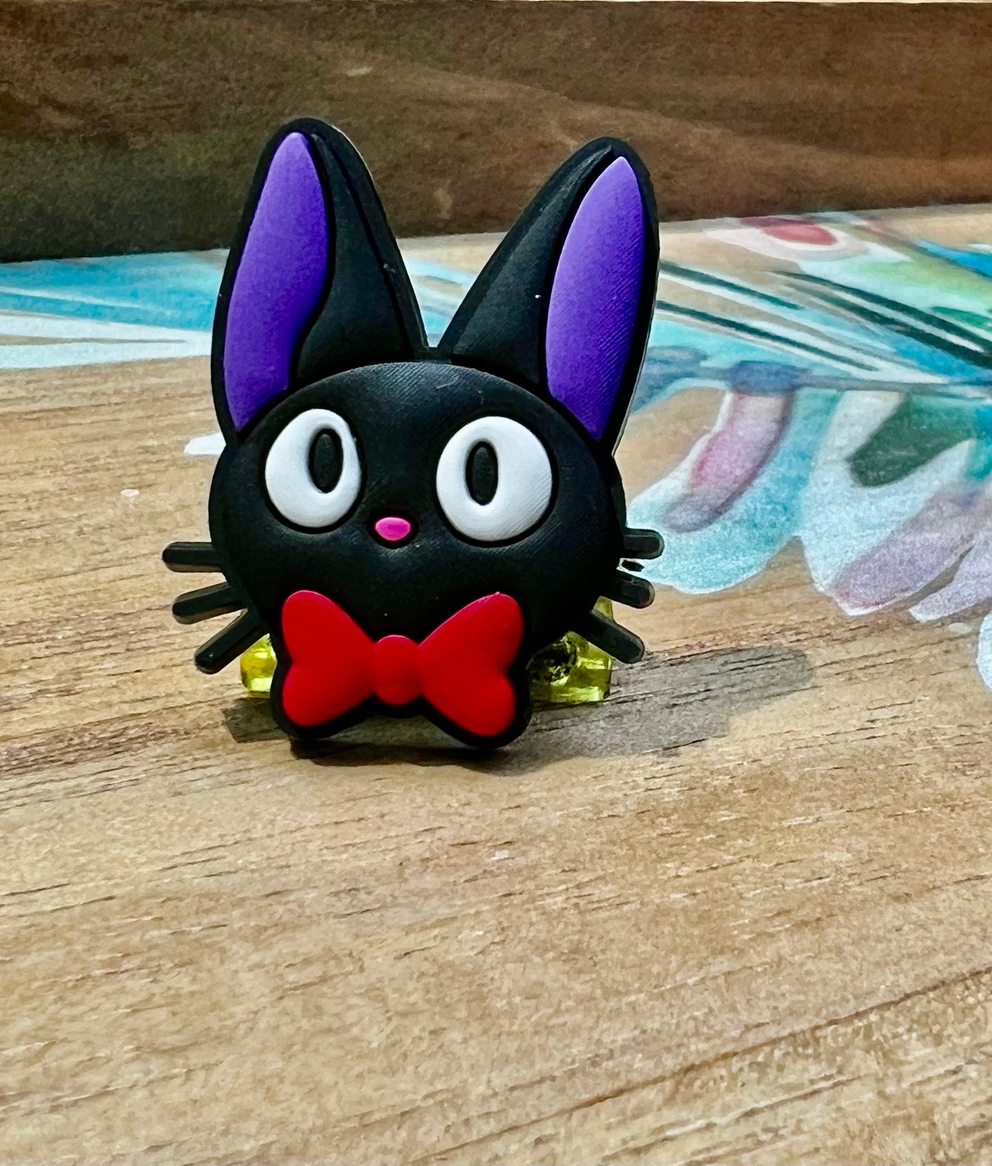 Pin o Dije gatito negro con lazo rojo
