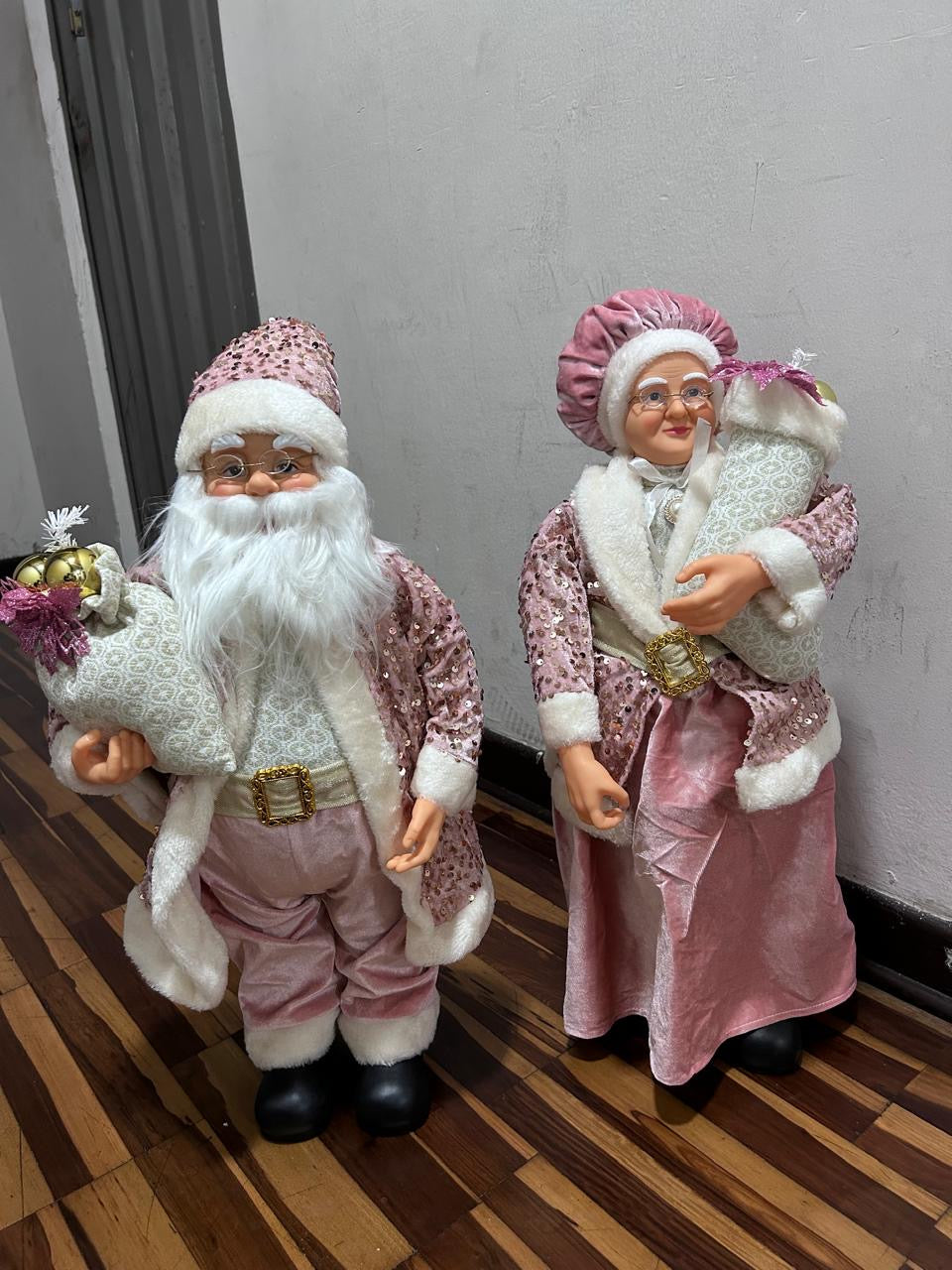 HERMOSOS PAREJA DE ADORNOS NAVIDEÑO ORO ROSA PAPÁ NOEL Y MAMÁ NOELA