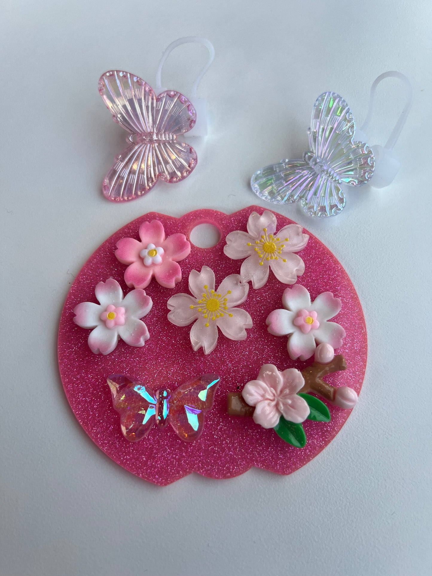 Tapa - Placa // acrílico // Flores // 40 onz + Protector de cañita Mariposa 2 unidades