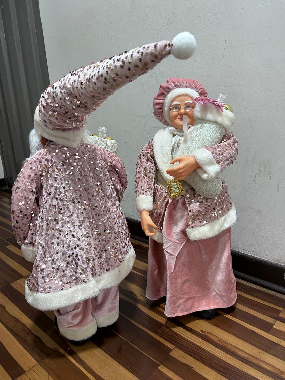 HERMOSOS PAREJA DE ADORNOS NAVIDEÑO ORO ROSA PAPÁ NOEL Y MAMÁ NOELA