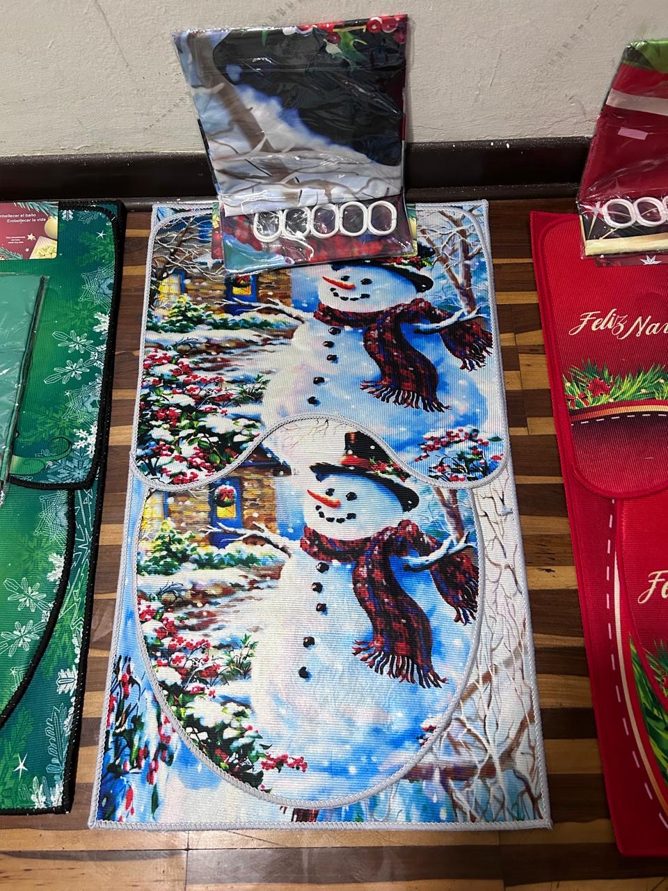 JUEGO 4 EN 1 NAVIDEÑO CON ALFOMBRA ANTIDESLIZANTE. PARA TAPA DE INODORO , TAPETE DE BAÑO BONITO Y BONITA CORTINA DE DUCHA IMPREMEABLE PAPA NOEL