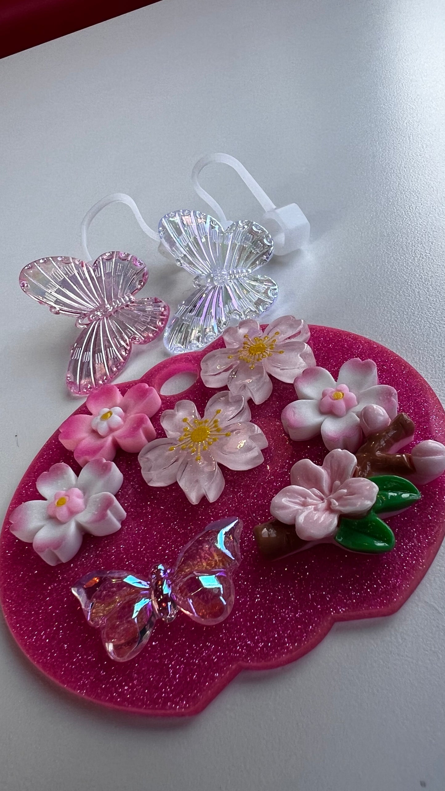 Tapa - Placa // acrílico // Flores // 40 onz + Protector de cañita Mariposa 2 unidades