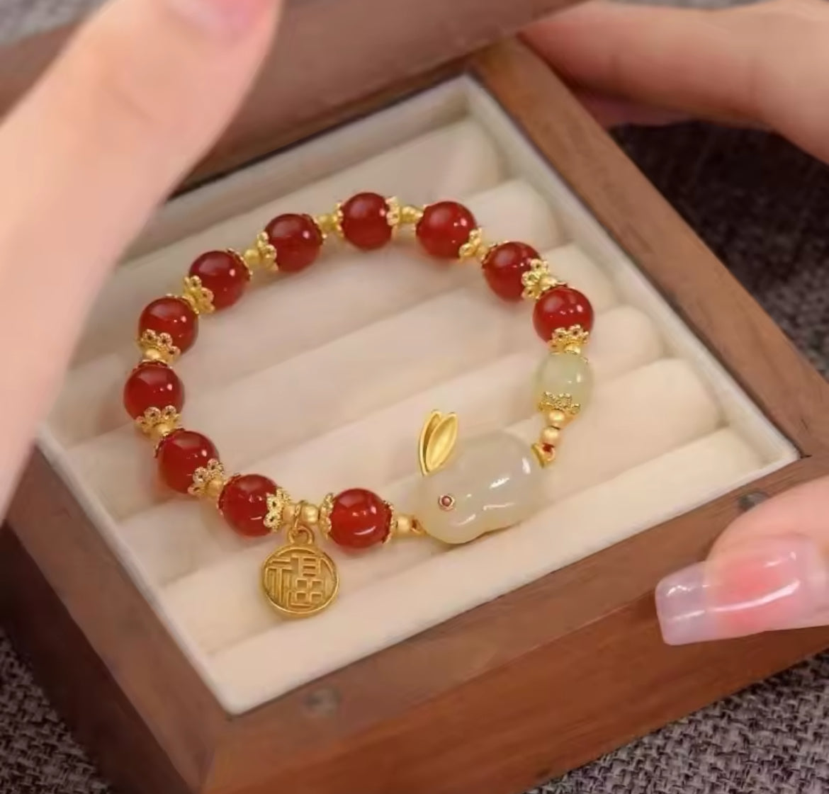 Pulsera conejo con cuentas Rojas
