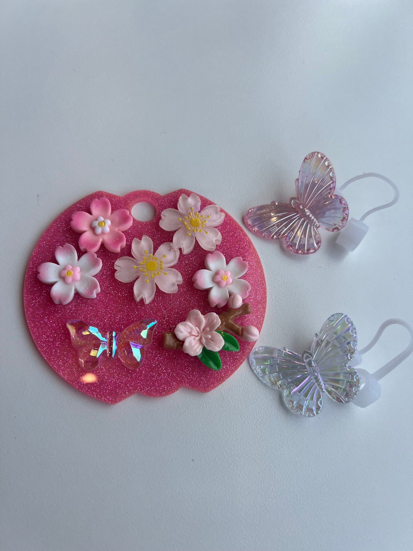 Tapa - Placa // acrílico // Flores // 40 onz + Protector de cañita Mariposa 2 unidades