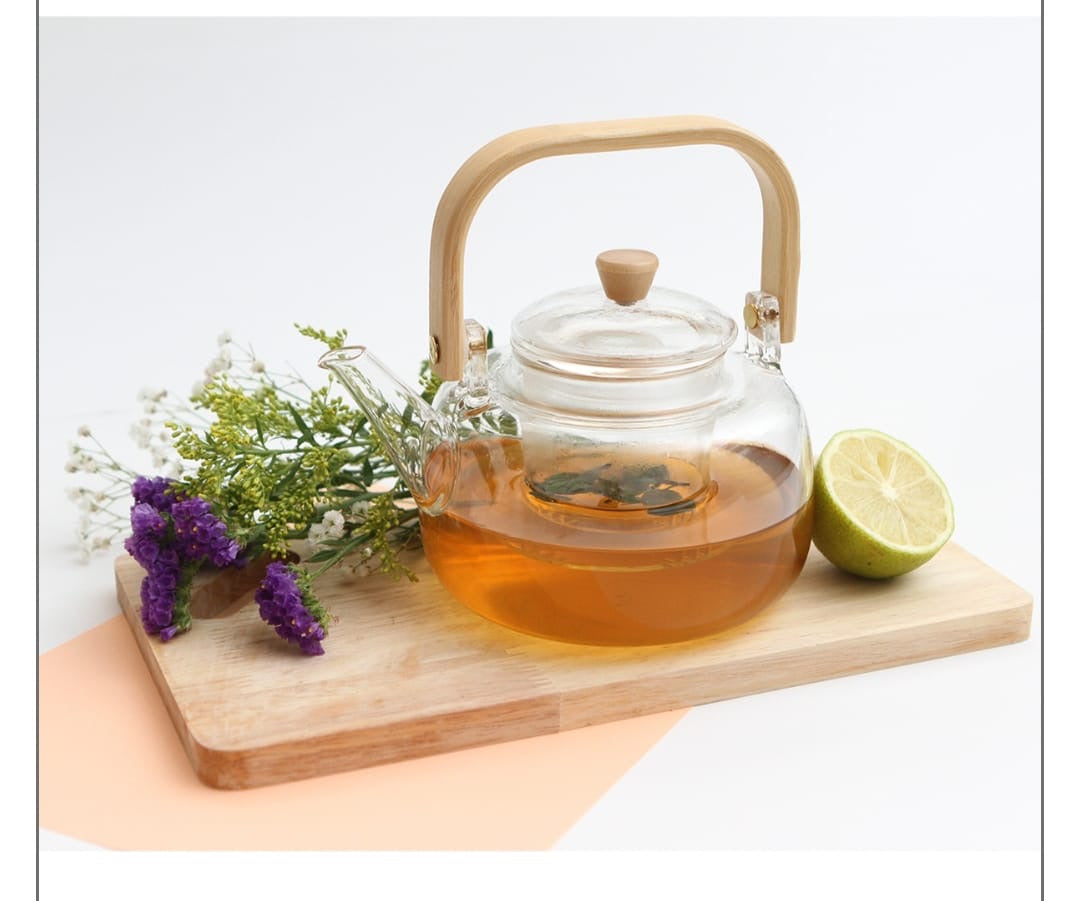 Tetera de vidrio de borosilicato con asa y detalle en tapa de bambú