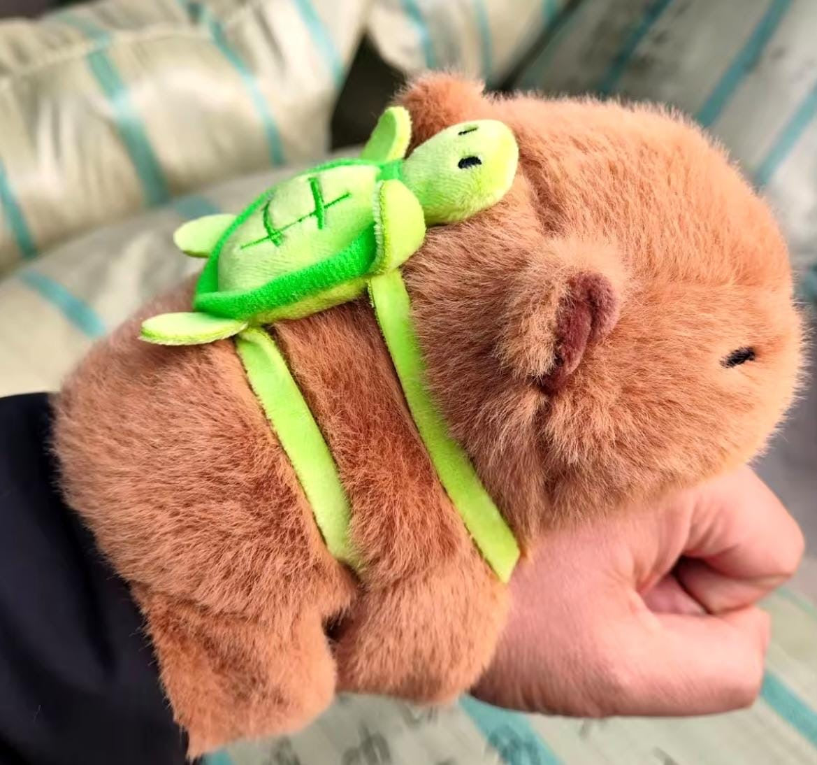 *CAPIBARA CON MOCHILA*