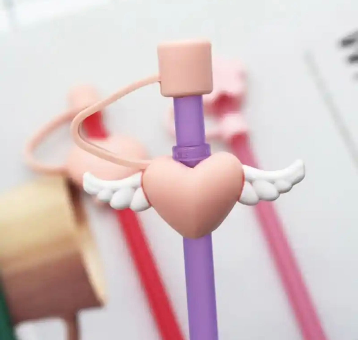 Protector de cañita corazón con alas 🩷 rosado