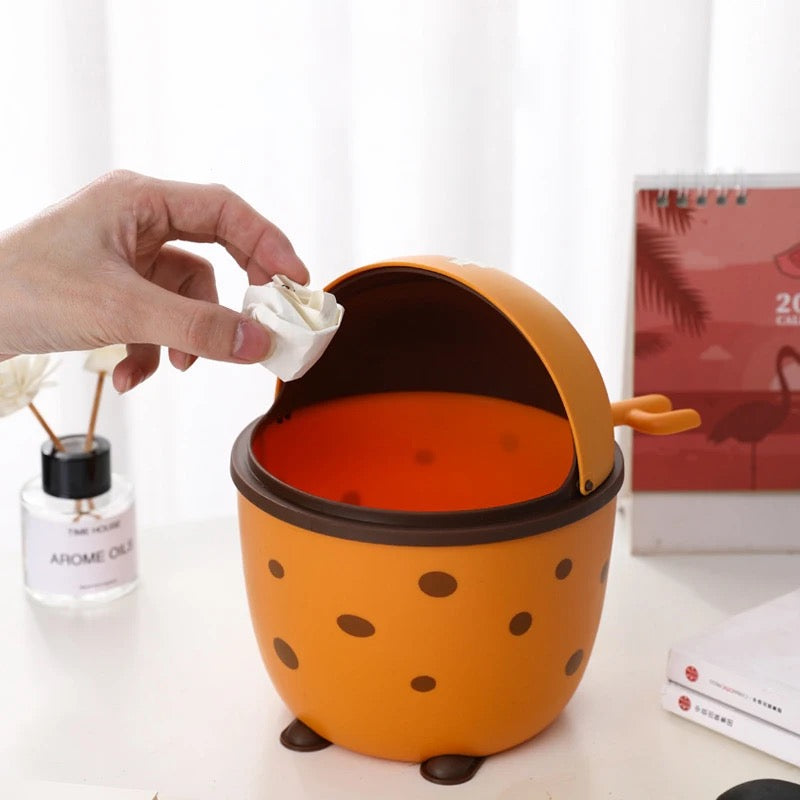 Cubo de basura tierno