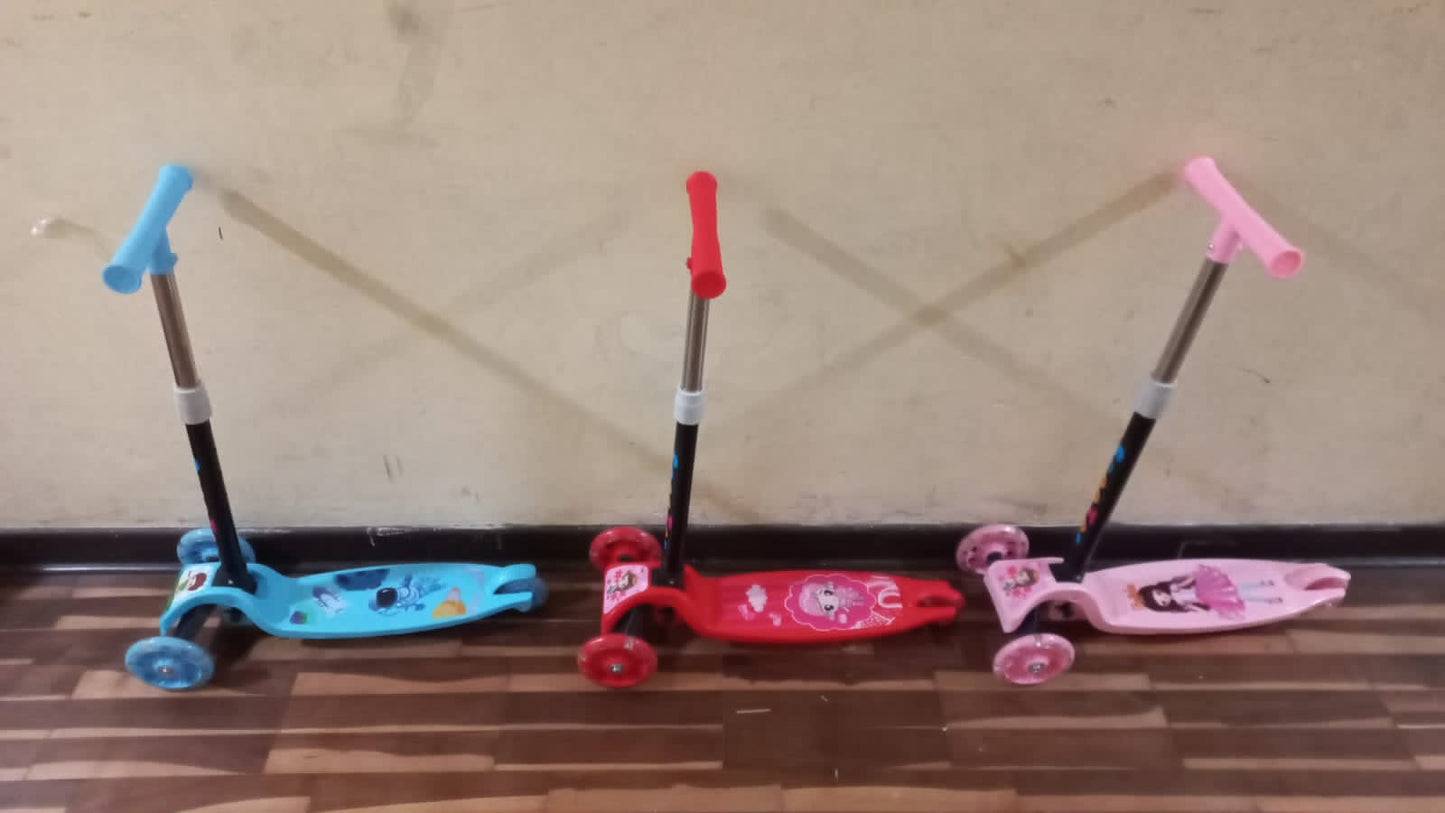 SCOOTER CON LUZ DE 3 RUEDAS PARA LOS PEQUES DE CASA