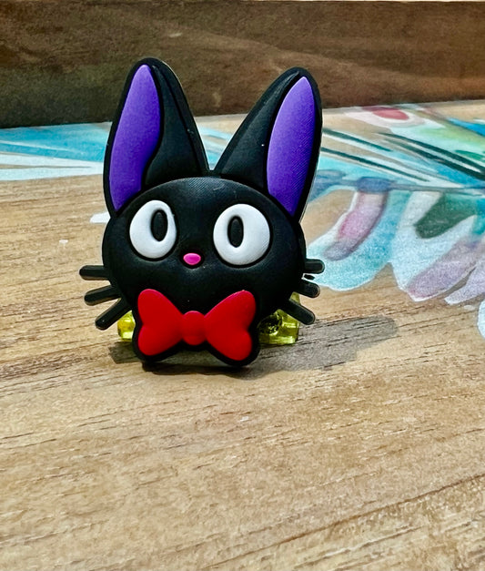 Pin o Dije gatito negro con lazo rojo