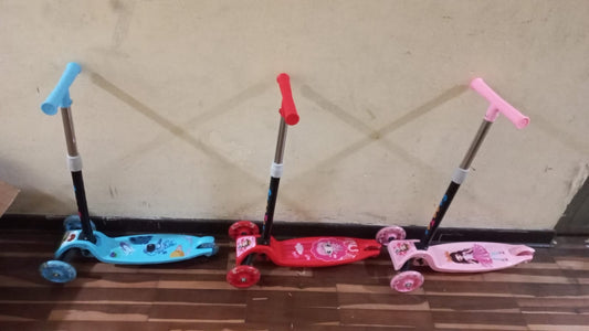 SCOOTER CON LUZ DE 3 RUEDAS PARA LOS PEQUES DE CASA