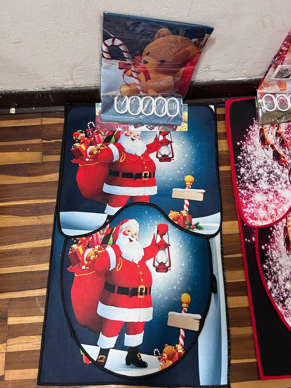 JUEGO 4 EN 1 NAVIDEÑO CON ALFOMBRA ANTIDESLIZANTE. PARA TAPA DE INODORO , TAPETE DE BAÑO BONITO Y BONITA CORTINA DE DUCHA IMPREMEABLE PAPA NOEL