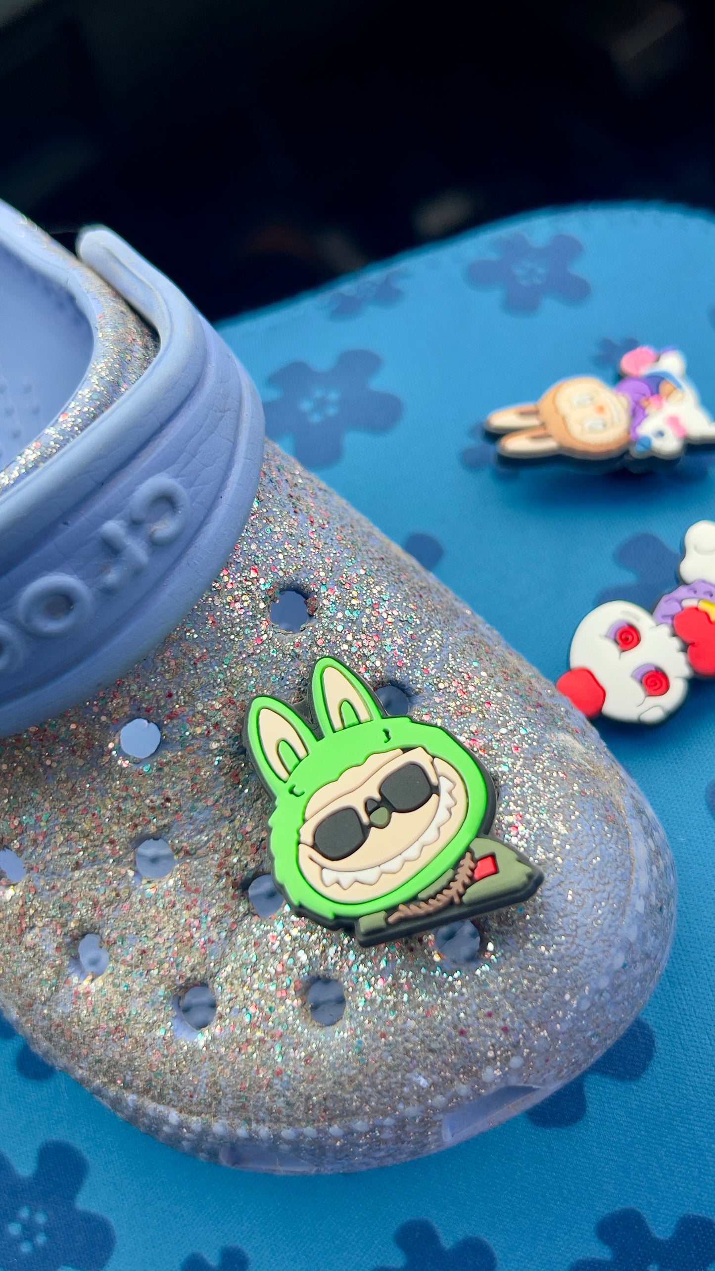 Pin-Dije Labubu verde lentes