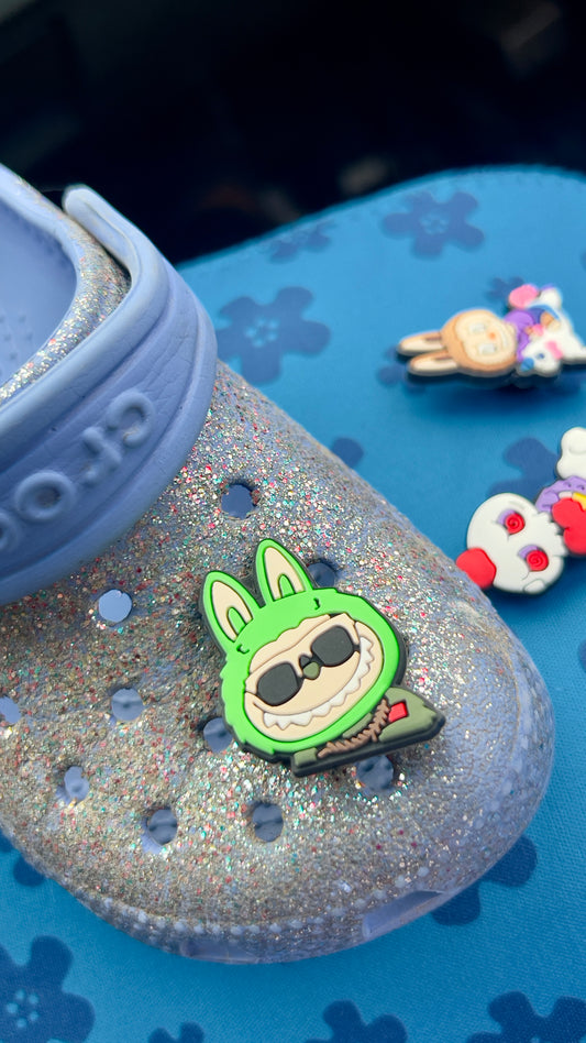 Pin-Dije Labubu verde lentes