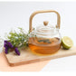 Tetera de vidrio de borosilicato con asa y detalle en tapa de bambú