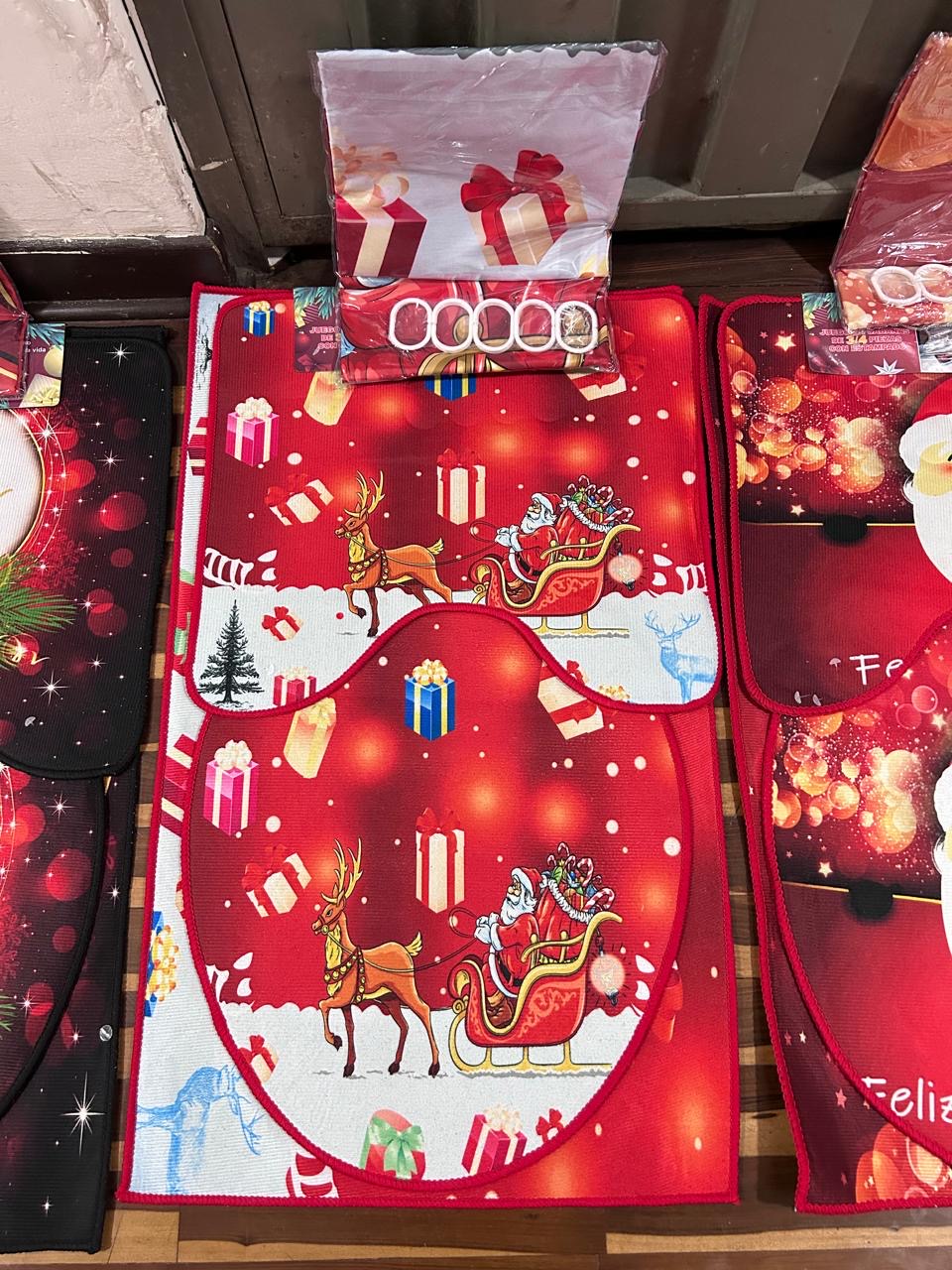 JUEGO 4 EN 1 NAVIDEÑO CON ALFOMBRA ANTIDESLIZANTE. PARA TAPA DE INODORO , TAPETE DE BAÑO BONITO Y BONITA CORTINA DE DUCHA IMPREMEABLE PAPA NOEL