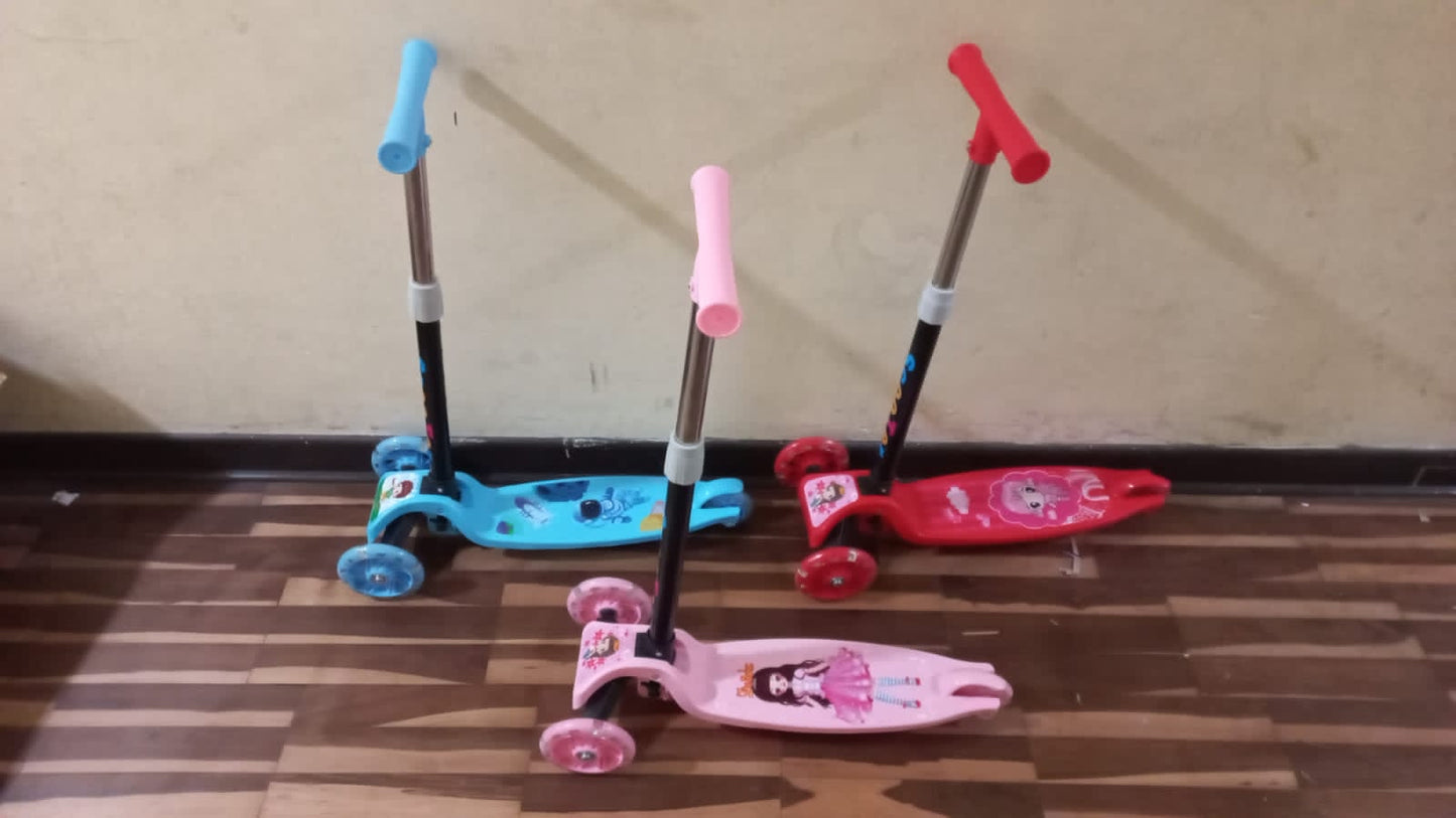 SCOOTER CON LUZ DE 3 RUEDAS PARA LOS PEQUES DE CASA