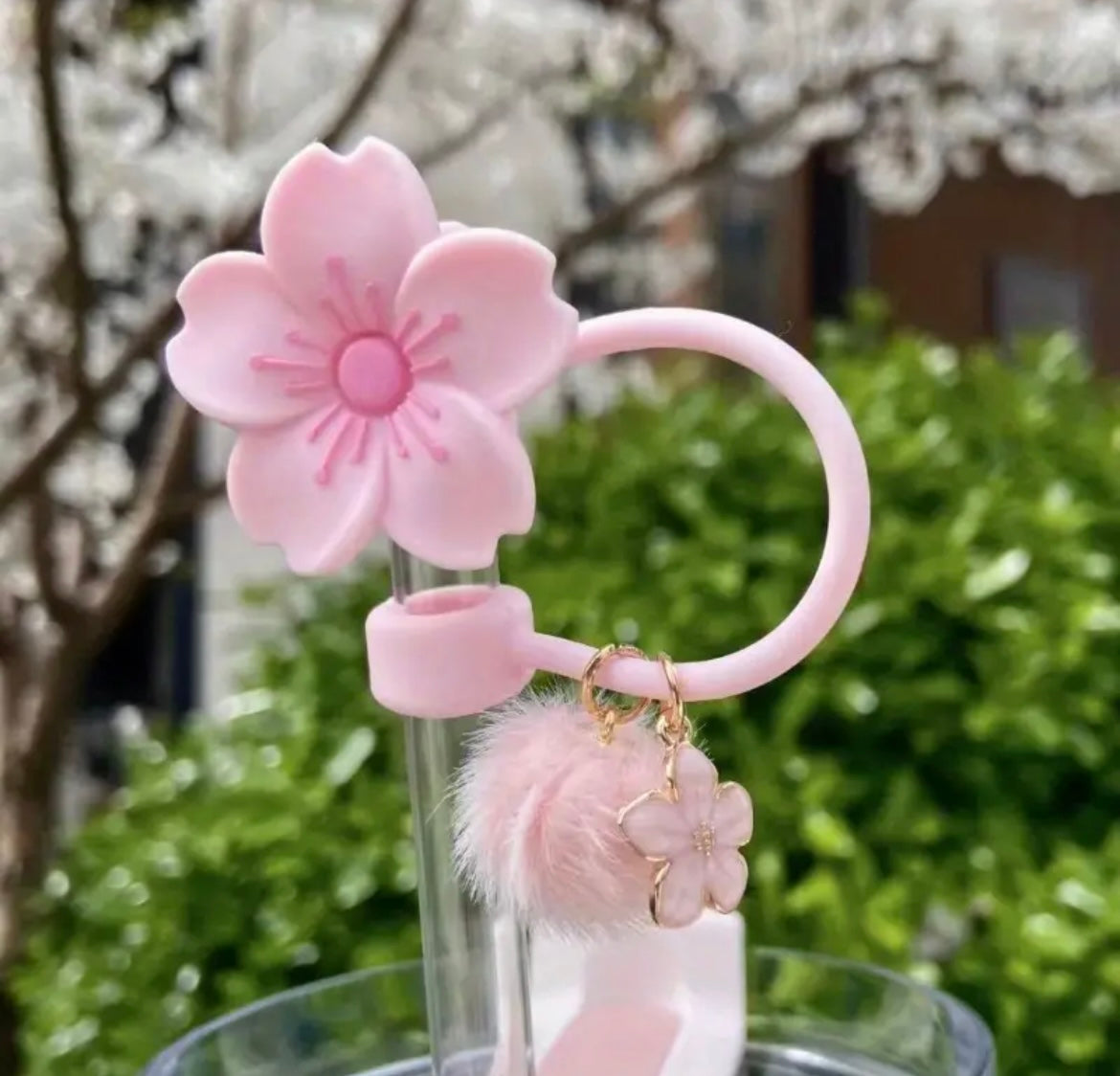 Protector de cañita flor rosa con dije y pompom