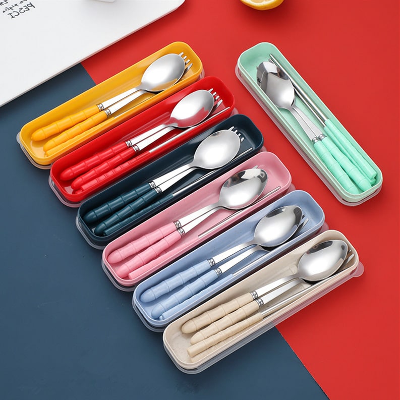 CUBIERTOS DE ACERO EN TAPER DE BAMBU – COLORES SURTIDOS