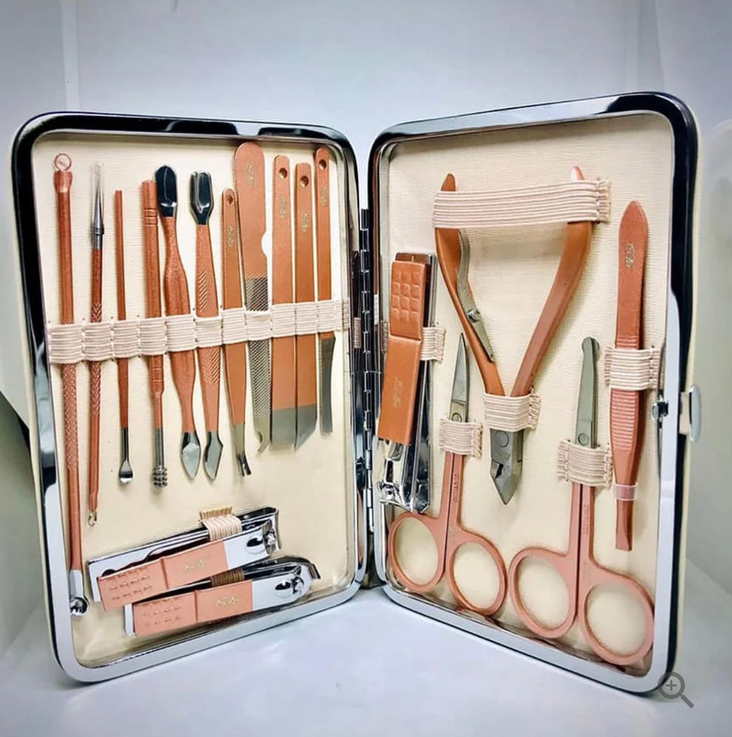 KIT DE MANICURE O PEDICURE PORTÁTIL